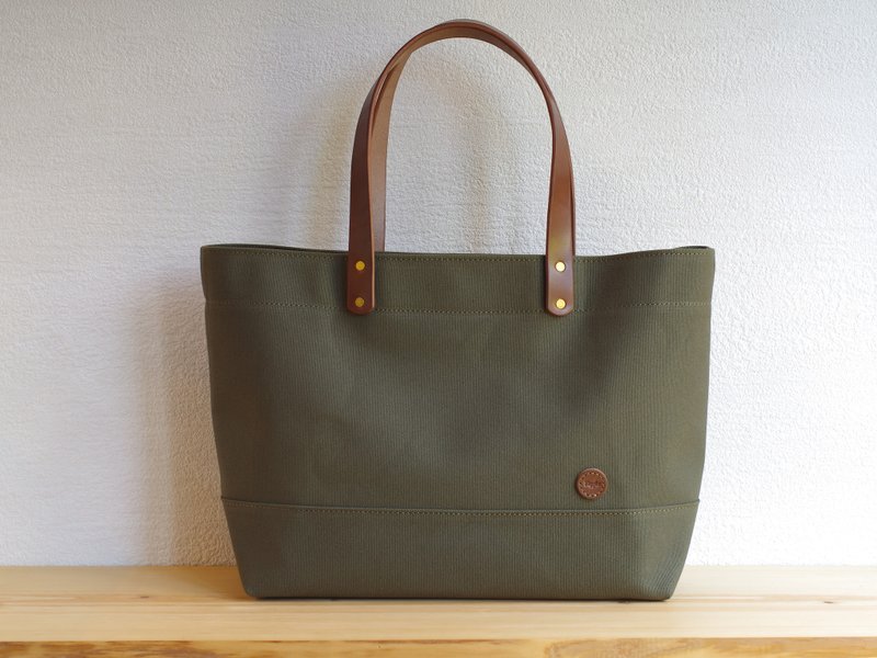 Leather handle canvas tote bag (Snap top) A4 landscape Olive - กระเป๋าถือ - ผ้าฝ้าย/ผ้าลินิน สีเขียว