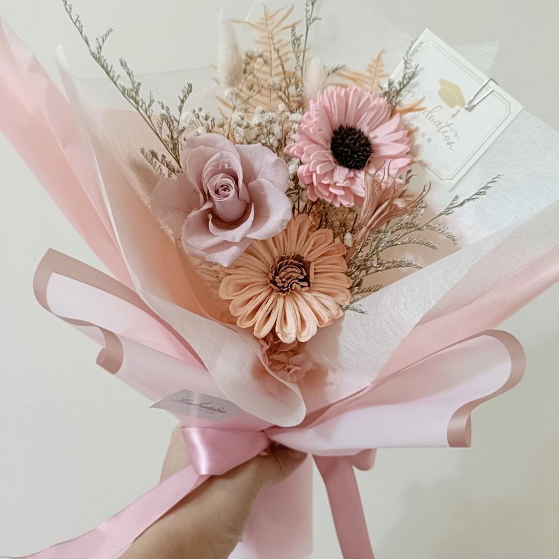 畢業花束禮物 永生康乃馨玫瑰花束 情人節生日企業贈品課程 - 乾燥花/永生花 - 其他材質 多色