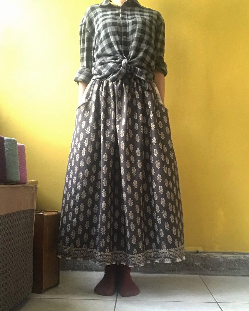 Woodcut printing and dyeing natural plant dyed long skirt - Skirts - Cotton & Hemp Black