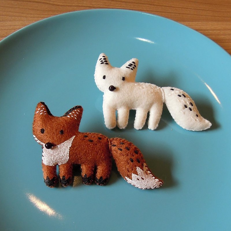 Y planet _ little fox pin - Brooches - Polyester Brown