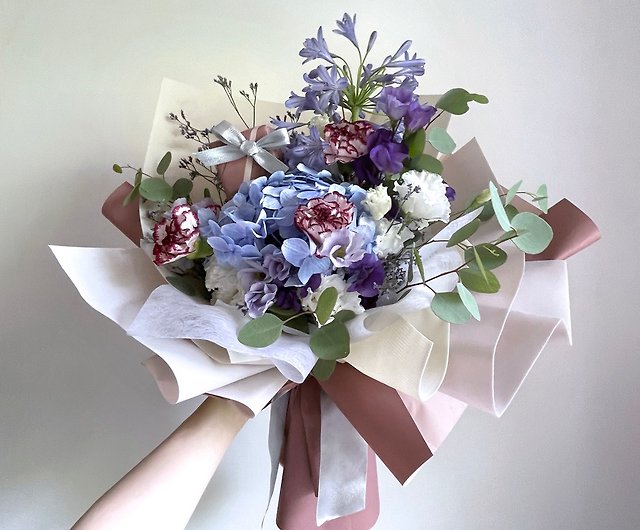 ブルー紫色のアジサイカーネーション花束 バレンタインデー 母の日 先生の日 卒業の日提案ブーケ ショップ Amanda Floral Design Pinkoi