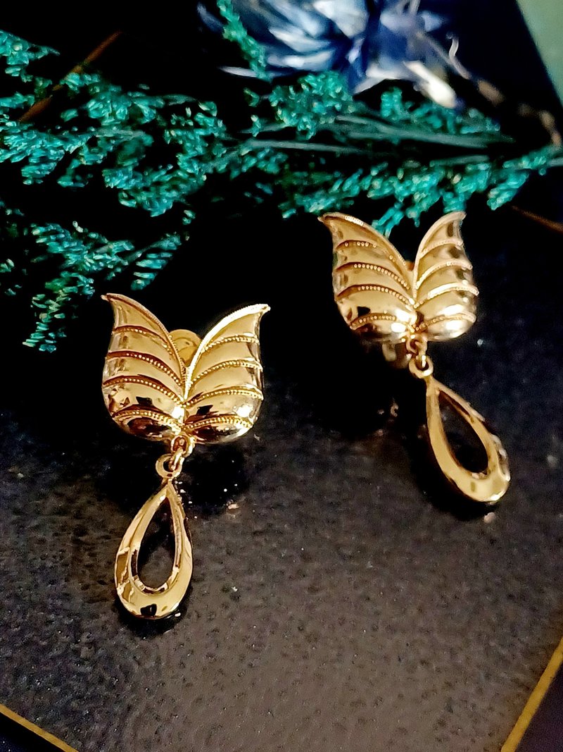 vintage jewelry  典雅金色貓咪垂墜 夾式耳環 - 耳環/耳夾/耳骨夾 - 其他金屬 