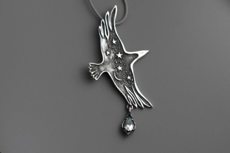 Night Bird Pendant with Blue Topaz - สร้อยคอ - เงินแท้ สีเงิน