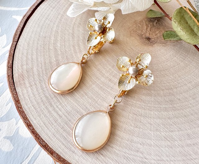 花と白い雫 のイヤリング flower and white drop earrings - ショップ