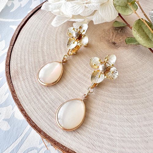 craftokyo 花と白い雫 のイヤリング flower and white drop earrings