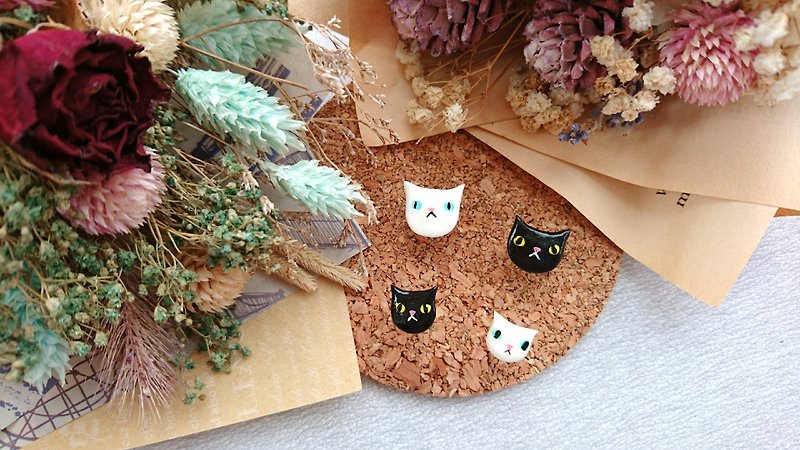 Cat ear pin earrings - Black. White. Siamese cat (single) - ต่างหู - ดินเหนียว หลากหลายสี