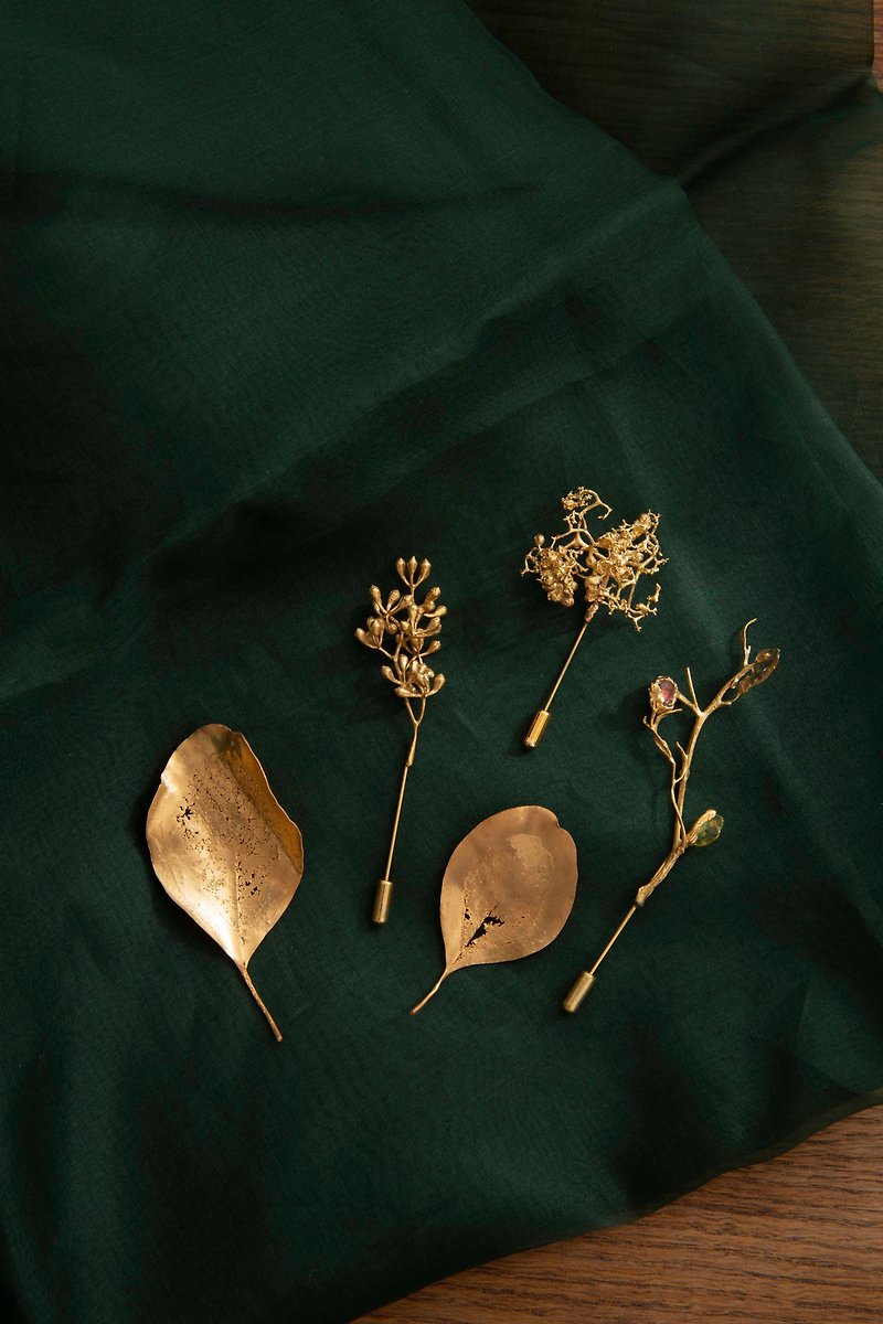 植物採擷者胸針 Botanical Forager's Brooch - 胸針/心口針 - 銅/黃銅 金色