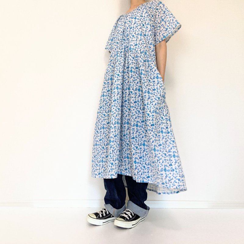 Small blue floral print　short sleeve dress 　Cotton linen　Ayano Ichiyanagi - ชุดเดรส - ผ้าฝ้าย/ผ้าลินิน สีน้ำเงิน