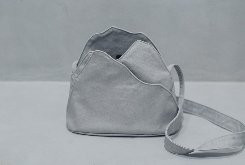 霧白之山 二 灰色 帆布包 全手作側背包 山岳造形背袋 YuYueBag - 側背包/斜背包 - 棉．麻 白色