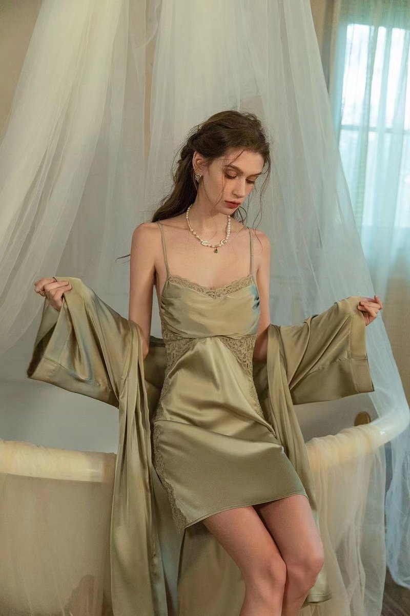 Classic satin mini dress with lace - 睡衣/居家服 - 其他材質 