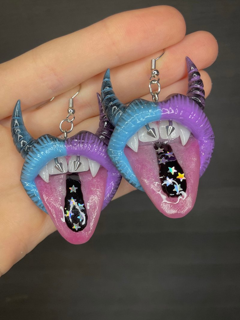 Earrings. Vampire lips with horns. - 耳環/耳夾/耳骨夾 - 黏土 