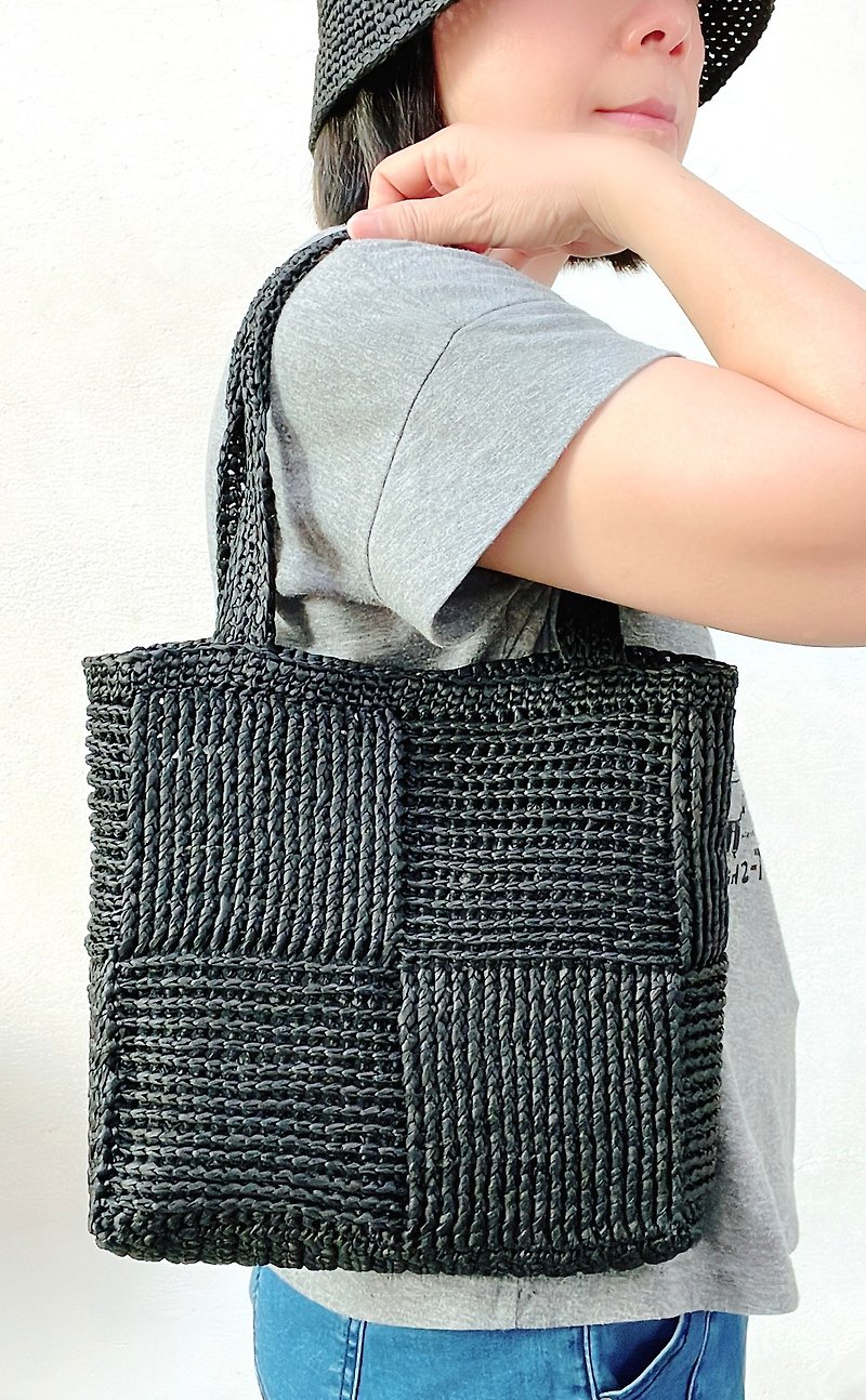 日本のシンプルなスクエアステッチ風ラフィア織りバッグ気質ブラック - トート・ハンドバッグ - 紙 ブラック