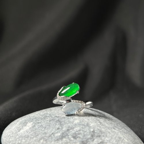 富璧寶鼎 FBBD JEWELRY 兩儀 | 放光白綠蛋面戒指 18K金