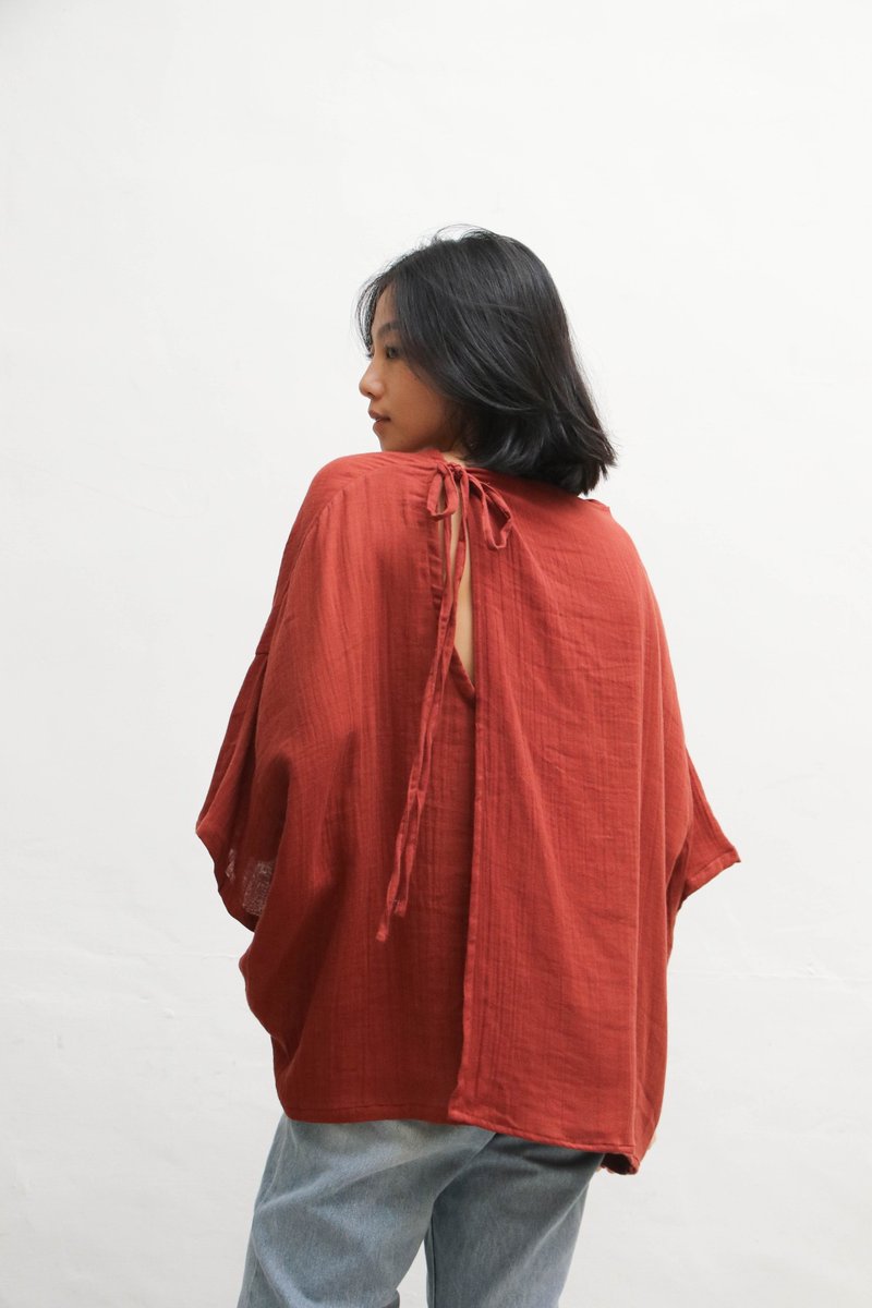 OMAKE side-tie wide-sleeved top/double-layer gauze brick red - เสื้อผู้หญิง - ผ้าฝ้าย/ผ้าลินิน สีแดง