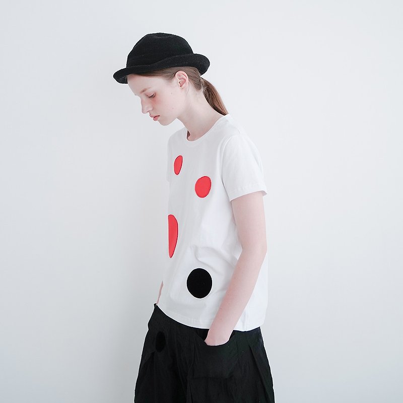 Red and black dot white cotton T-shirt T-shirt - imakokoni - เสื้อยืดผู้หญิง - ผ้าฝ้าย/ผ้าลินิน ขาว