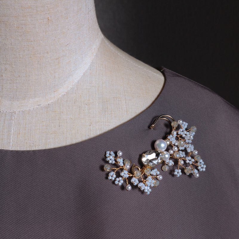 Beaded Flower Brooch (white03)/ビーズフラワーのブローチ - 胸針 - 玻璃 白色