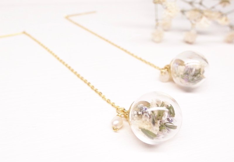 二毛银【Ball ball series Gypsophila dry flowers 18K gold hanging earrings】Pure white pair - Earrings & Clip-ons - Plants & Flowers White
