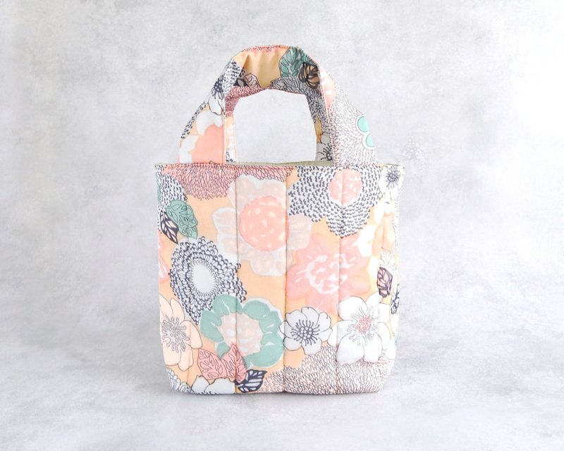 Quilting tote bag (flowers in vibrant colors) - กระเป๋าถือ - เส้นใยสังเคราะห์ สีส้ม