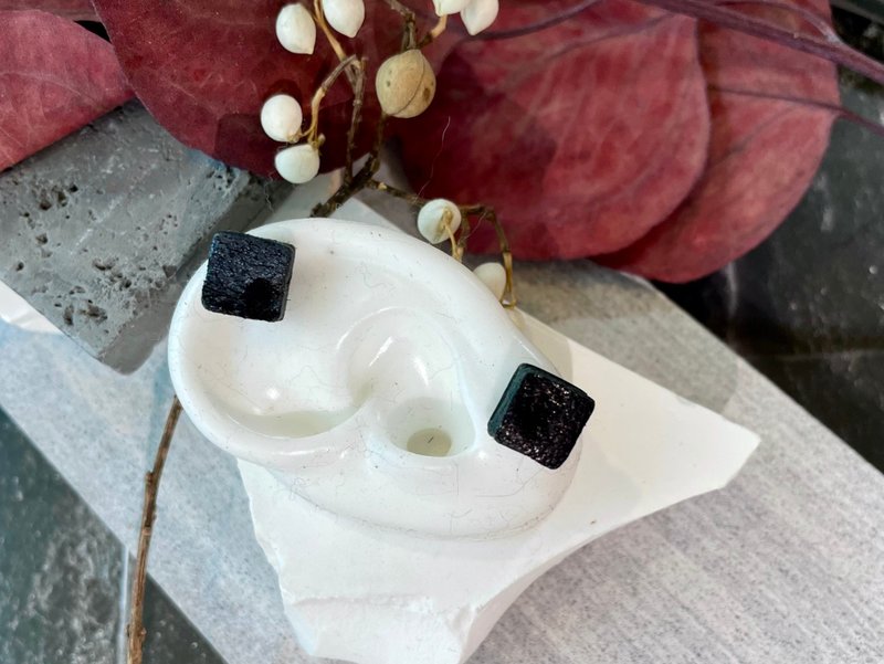 Darkness 極。黑 皮革耳環 意大利手壓羊皮 方形 - 耳環/耳夾/耳骨夾 - 真皮 黑色