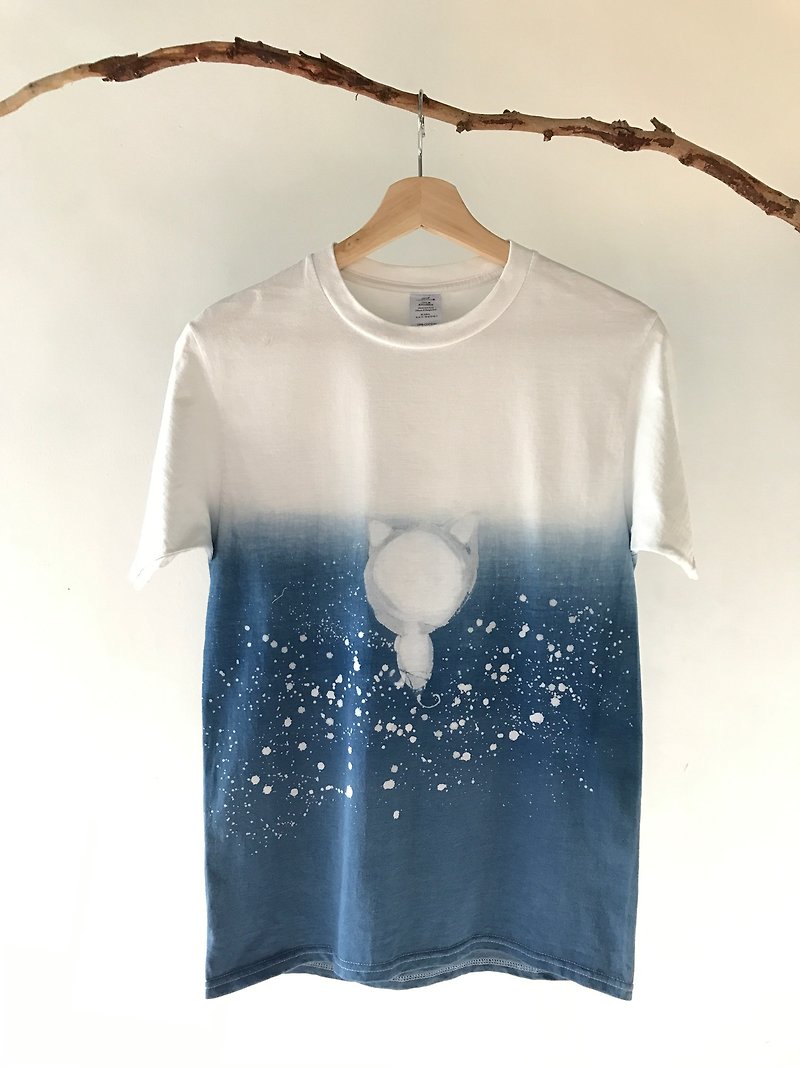 Free dyeing isvara handmade blue dyed universe series universe drifting cotton T-shirt - เสื้อฮู้ด - ผ้าฝ้าย/ผ้าลินิน 
