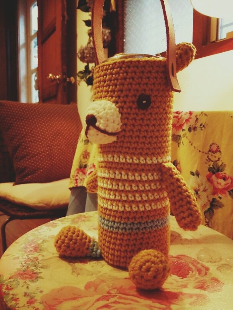 Brown Sitting Bear. Crocheted water bottle bag - ของวางตกแต่ง - เส้นใยสังเคราะห์ สีนำ้ตาล