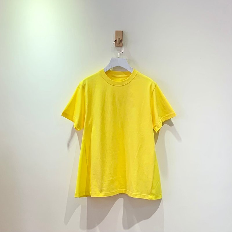 【MIZIHANA職人手作商品】素面側拼接傘狀短袖上衣 - 女 T 恤 - 棉．麻 黃色