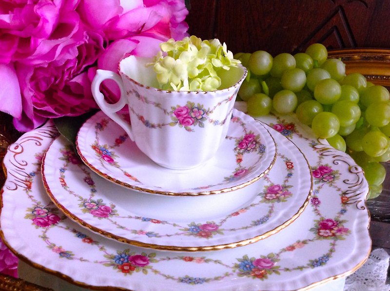 ♥安妮瘋古物♥ 英國製1945 年骨瓷玫瑰花圈古董花茶杯兩件組～ - 咖啡杯/馬克杯 - 瓷 多色