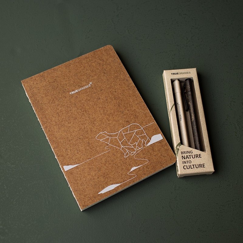 TRUEGRASSES A5 Notebook + Real Rice Pen Two Stationery Set/A5 Polar Bear with Rice Coffee - สมุดบันทึก/สมุดปฏิทิน - กระดาษ หลากหลายสี