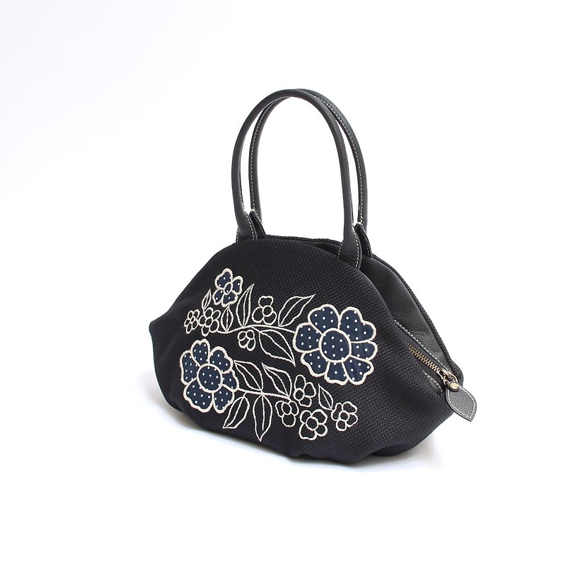 Retro flower embroidery · almond bag - กระเป๋าถือ - เส้นใยสังเคราะห์ สีดำ