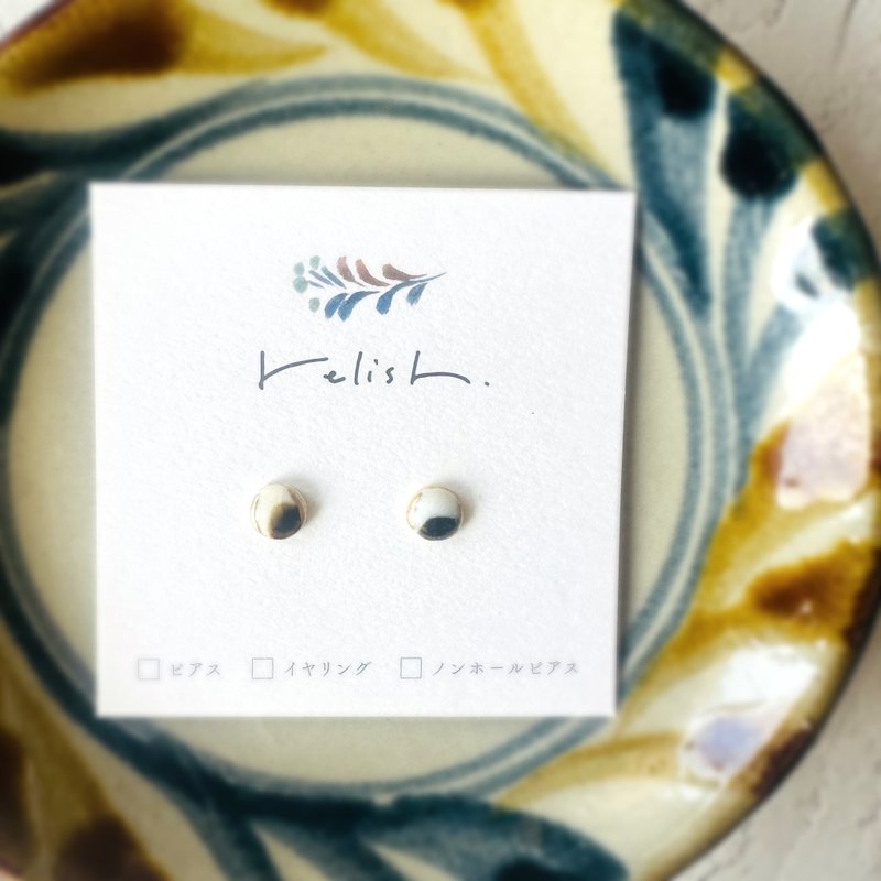 【再販】極小 陶器 金継ぎ ピアス ノンホールピアス  イヤリング オフィス ホワイト 白 ゴールド 金 小さい 小ぶり シンプル ギフト 贈り物 プレゼント - 耳環/耳夾/耳骨夾 - 陶 黑色