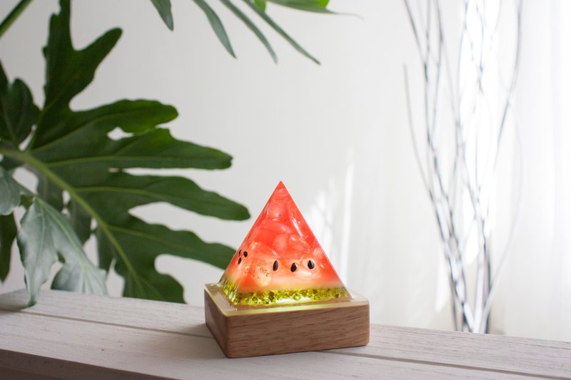 Natural stone watermelon shape night light fruit shape atmosphere lamp handmade gift practical birthday gift - ของวางตกแต่ง - คริสตัล สีแดง