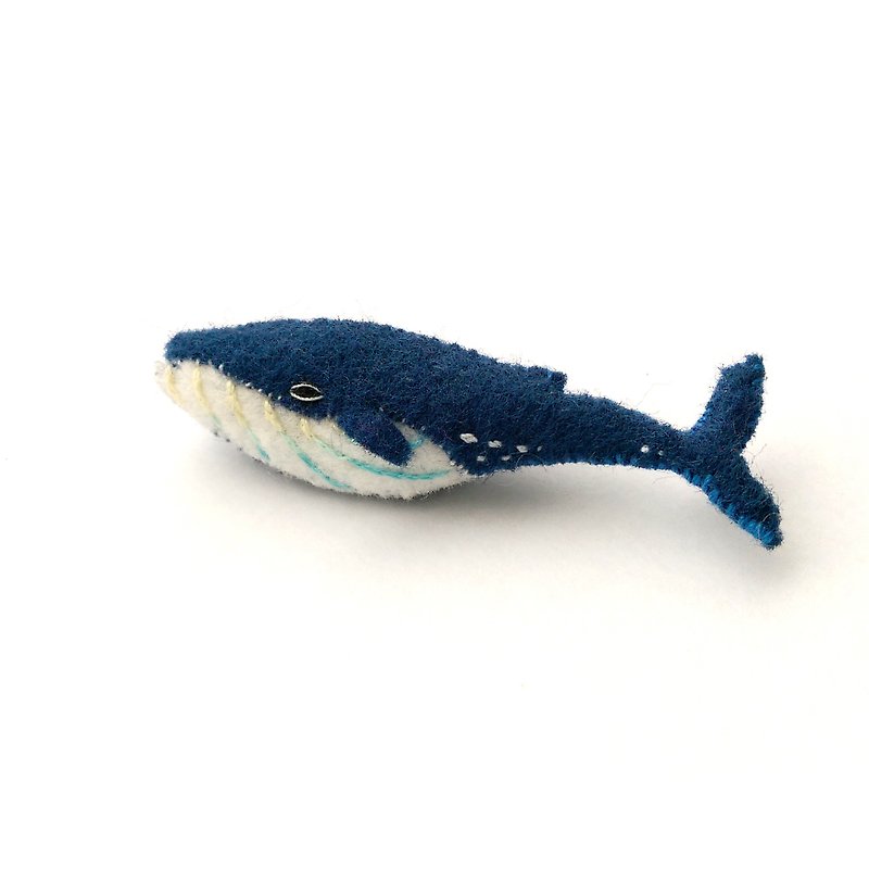 ブルークジラのブローチ/鯨刺繍布のブローチ - ブローチ - ポリエステル ブルー