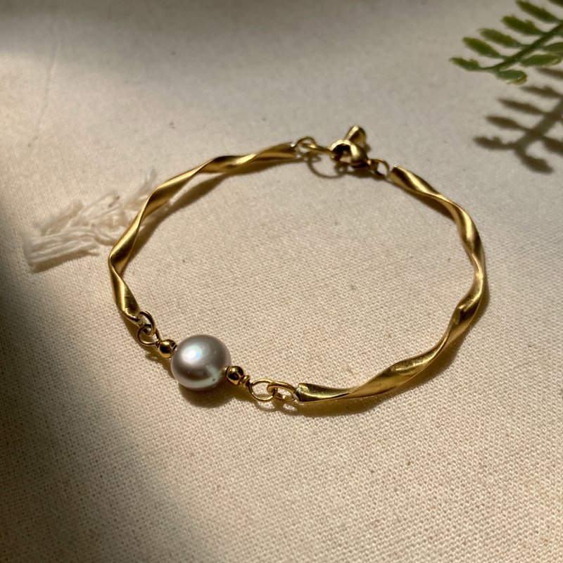 Laolin Groceries | Gray Pearl Bronze Twist Bracelet - สร้อยข้อมือ - ทองแดงทองเหลือง สีทอง