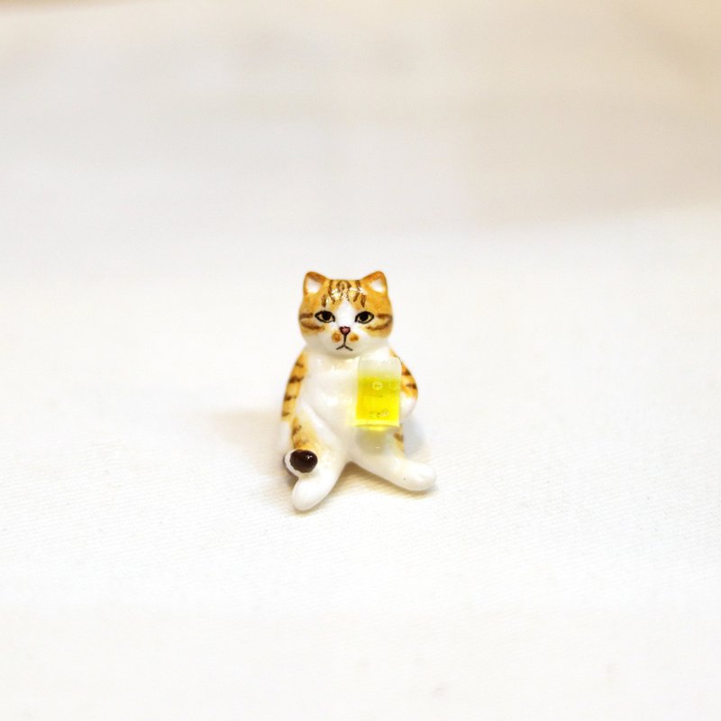 Brown tabby cat drinking beer brooch, Brown cat brooch, Brown cat pin - เข็มกลัด - ดินเหนียว สีนำ้ตาล