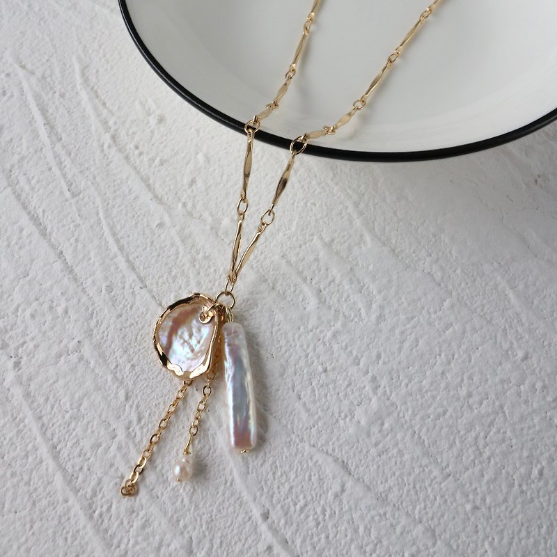 【Handcrafted Design】Clairo - Baroque Natural Petal Pearl Necklace - สร้อยคอ - ไข่มุก สีทอง