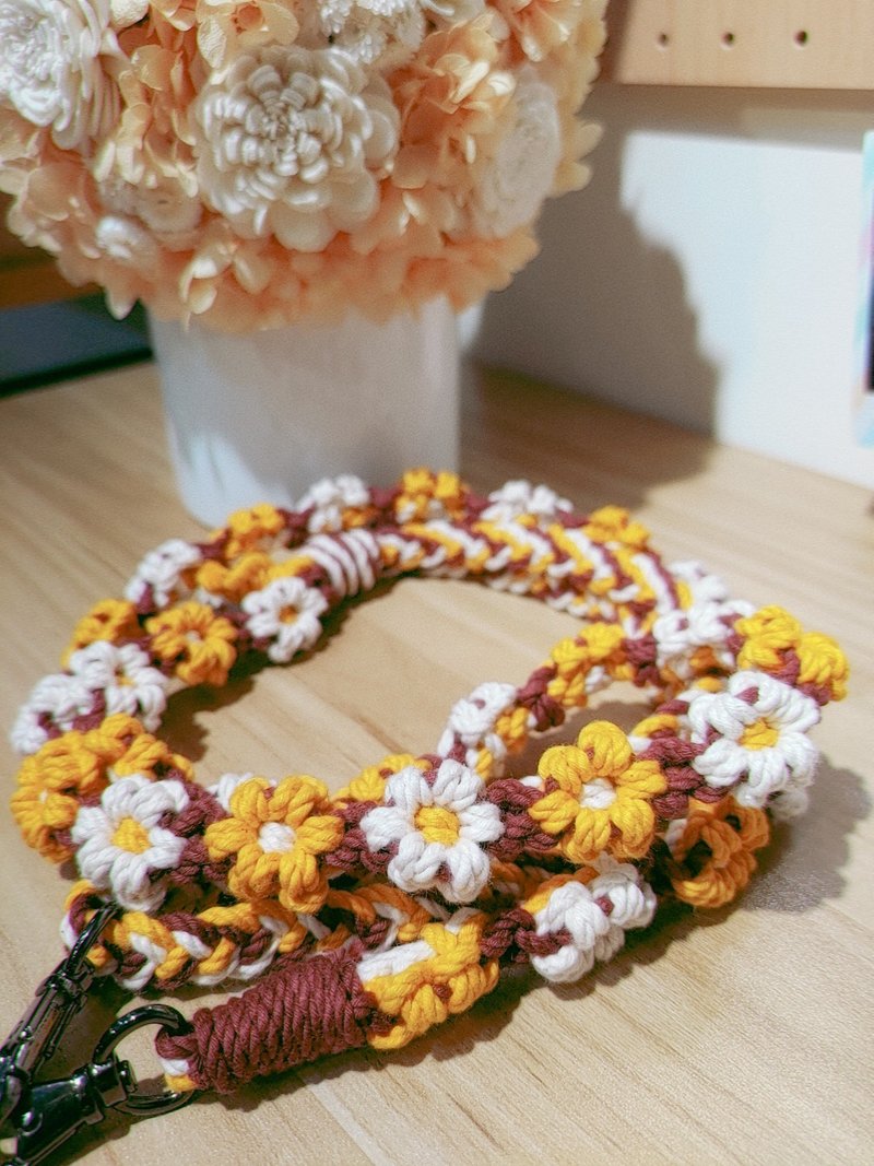 可調/全花固定長度雙色花花手機掛繩背帶-酒紅+天然白+金黃 - 手機掛繩/背帶 - 棉．麻 黑色