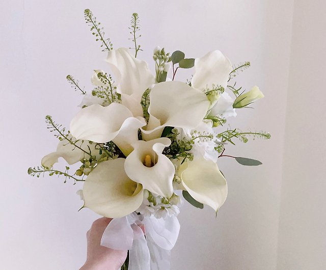 お花】ホワイトと緑のカラーユリ韓国風花束 - ショップ Amanda Floral 
