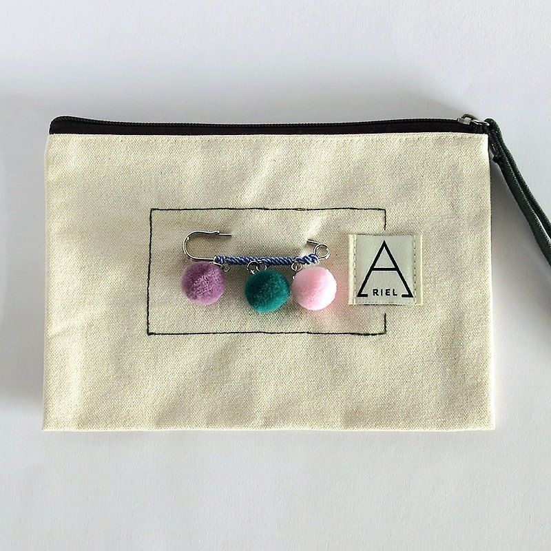 零碼-紫綠粉毛毛球別針手拿小包 - 化妝袋/收納袋 - 棉．麻 白色