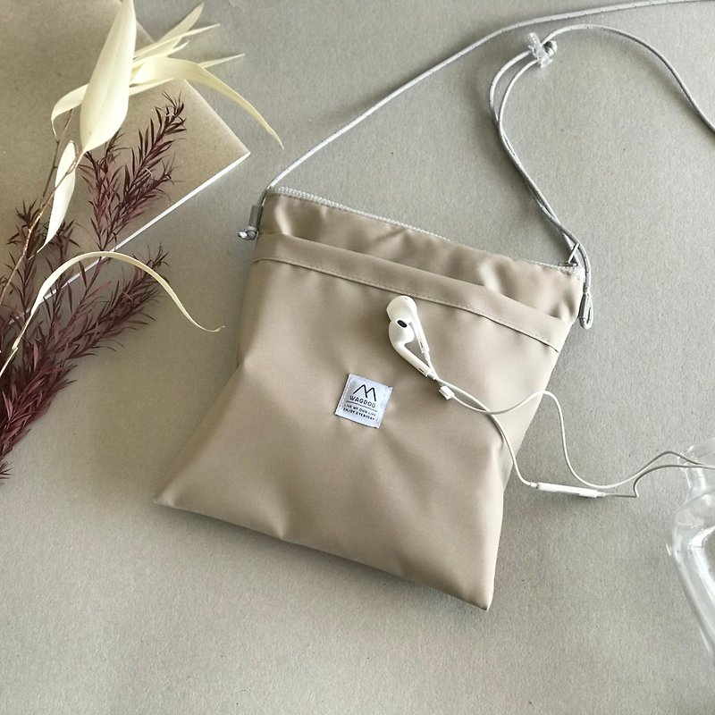 light beige / nylon sacoche / shoulder bag / lightweight - กระเป๋าแมสเซนเจอร์ - ไนลอน สีกากี