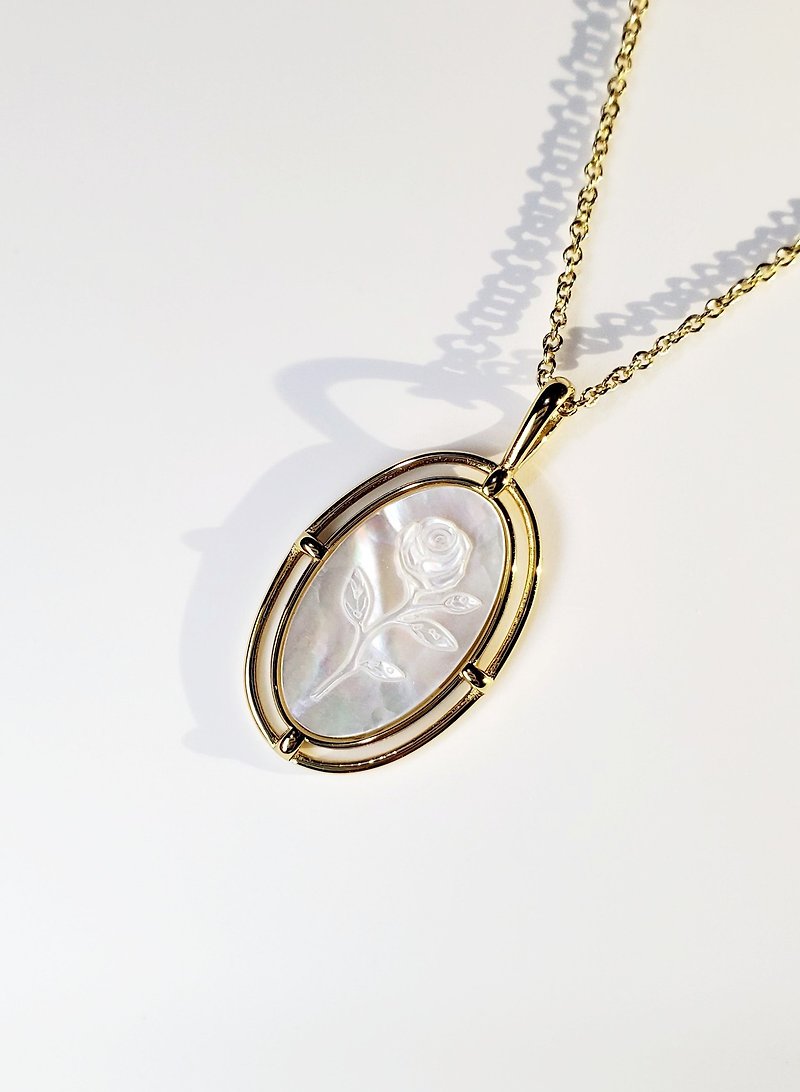 Retro Mother-of-Pearl Rose Cameo Necklace in 14 Gold Plated 925 Sterling Silver - Necklaces - Sterling Silver White