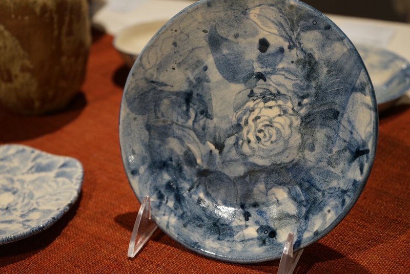青色 手繪山茶花   16.4 x H 2.2cm - 盤子/餐盤/盤架 - 陶 
