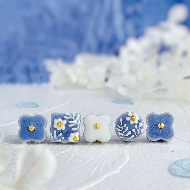 Nemophila Matte Light Blue White Minoyaki Clip-On Flower lover Earrings Summer Clip-On - ต่างหู - ดินเผา สีน้ำเงิน