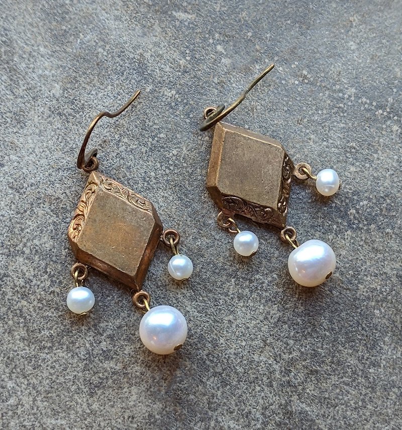 Pearl Drop Earrings With Vintage Brass Findings - ต่างหู - ไข่มุก 