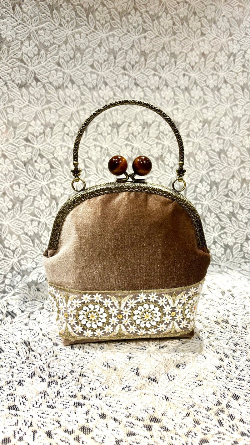 MBC 人手製 16cm圓形口金 手提 木珠 絲絨刺繡帶 炭啡色 - 側背包/斜背包 - 棉．麻 咖啡色