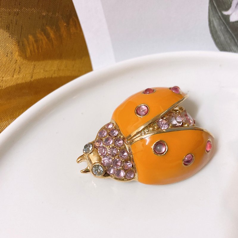 [Western Antique Jewelry] Flashing Thick Pound Texture Orange Ladybug Gold Enamel Pink Diamond Brooch Brooch - เข็มกลัด - เครื่องประดับ สีส้ม