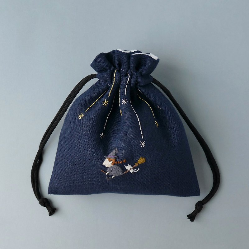 ผ้าฝ้าย/ผ้าลินิน กระเป๋าเครื่องสำอาง สีน้ำเงิน - Hand-embroidered drawstring pouch with stardust, witch, white cat and Linen