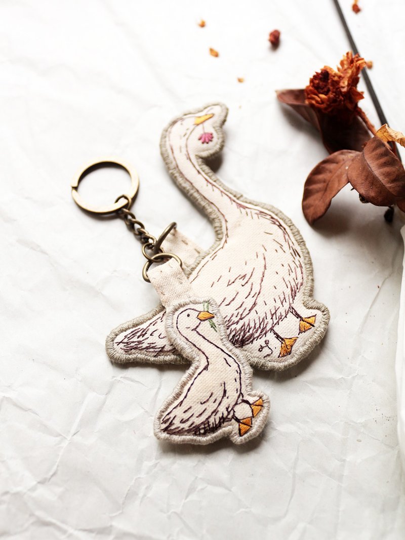 大鵝小鵝插畫手工刺繡吊飾 | 客製化禮物情人節禮物情人節禮物 - 鑰匙圈/鑰匙包 - 繡線 多色
