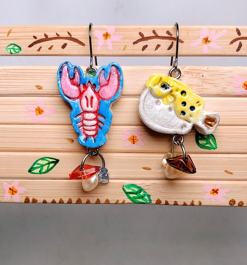 海洋歡樂 龍蝦河豚 手作黏土耳環 手繪捏製 不銹鋼 吊墜款 - 耳環/耳夾/耳骨夾 - 黏土 藍色