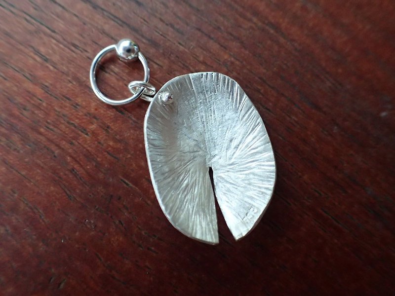 鍛敲 睡蓮葉片 純銀 耳針耳環(單個) - 耳環/耳夾 - 其他金屬 銀色