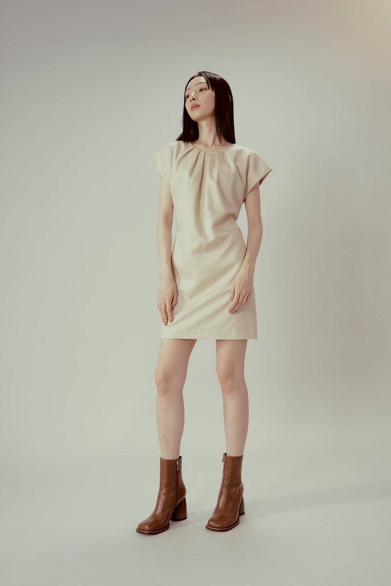 Discounted short dress with Khaki neckline - ชุดเดรส - ผ้าฝ้าย/ผ้าลินิน สีกากี